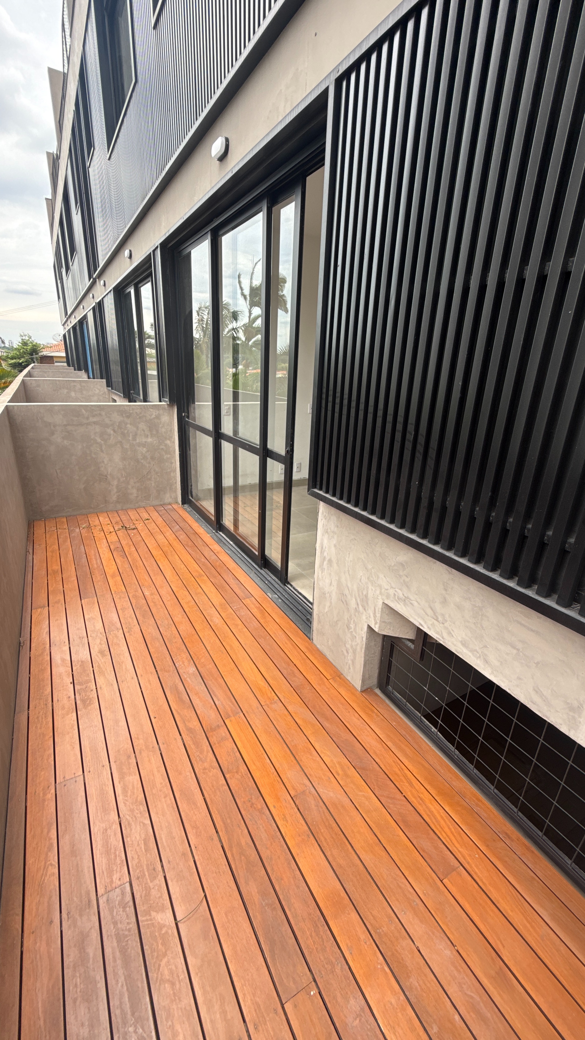 Varanda e deck de madeira