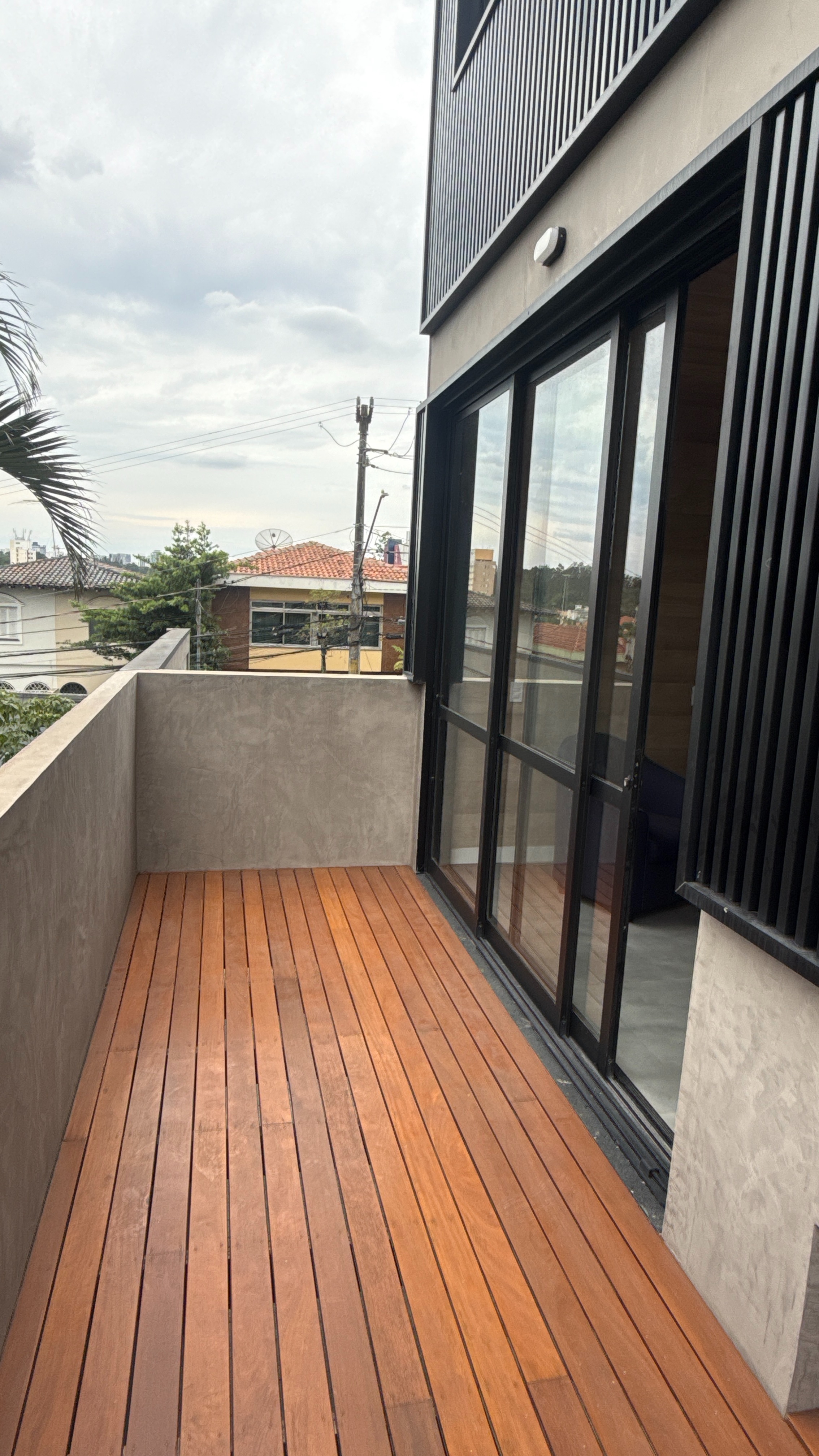 Varanda com deck de madeira