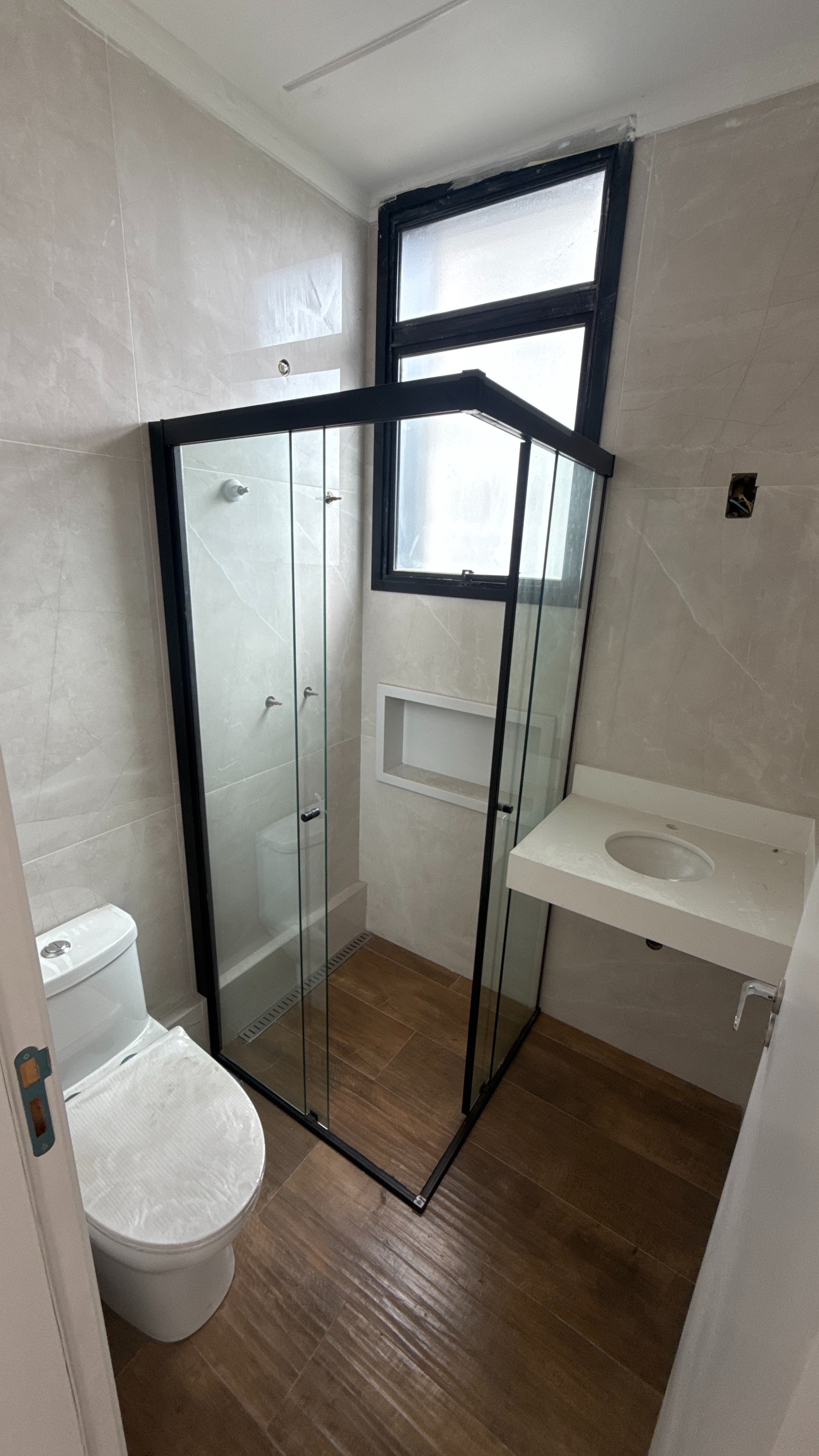 Banheiro com chuveiro box